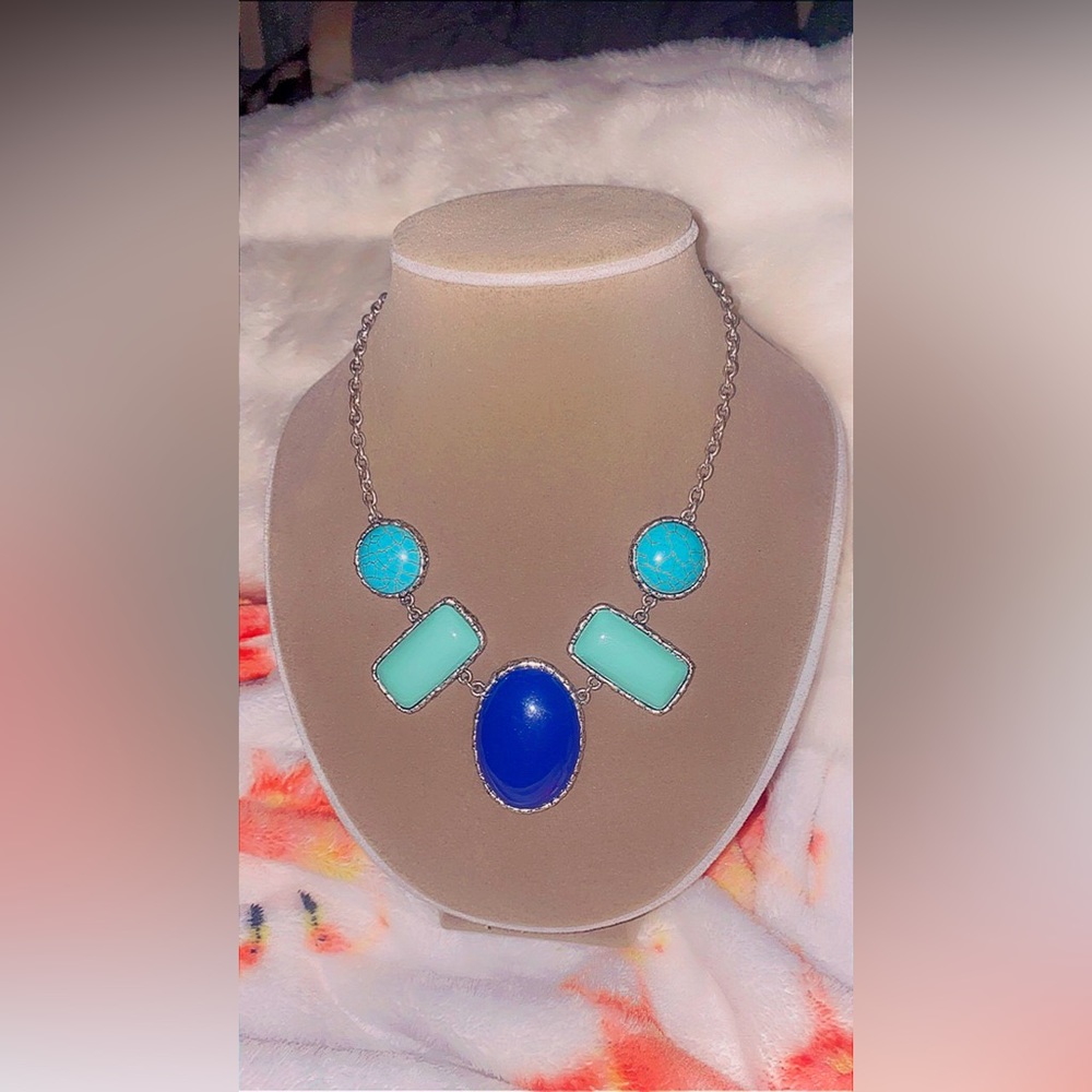 🌺🌸🌼Chunky Turquoise Colored stones with silver tone chaps